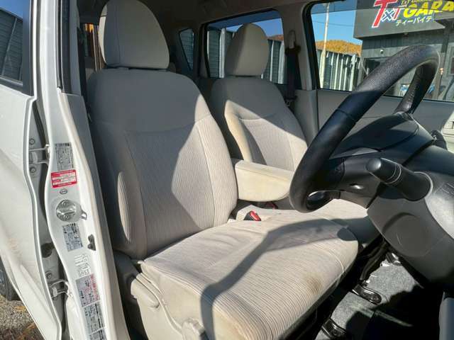 落ち着いた色合いの内装！シンプルだからこそなじみよく、心地いい空間です♪