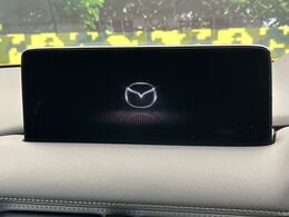 【マツダコネクト10型ナビ】車内の雰囲気にマッチした一体型タイプのナビ。各種車輌設定やBluetooth再生等、様々な機能が楽しめます。直感的なダイヤル操作が可能で、使い勝手も良好です。