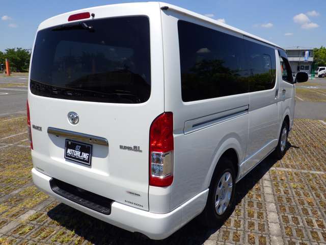 展示場の後ろにお客様の駐車スペースをご用意しております。ご来店の際はお気軽にご利用下さい。