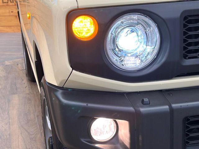 【LEDヘッドライト】悪天候や夜間走行時も良好な視界を確保し安心して運転できる高輝度LEDヘッドライトを装備！点灯速度が早く、消費電力も抑えられています。