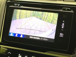 【バックカメラ】駐車時に後方がリアルタイム映像で確認できます。大型商業施設や立体駐車場での駐車時や、夜間のバック時に大活躍！運転スキルに関わらず、今や必須となった装備のひとつです！
