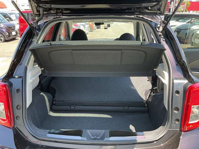 後部座席を倒すと大きな荷物も運べます。