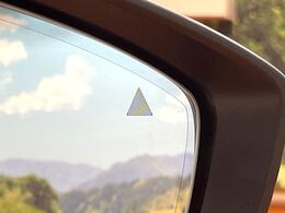 【ブラインドスポットモニタリング】走行中、ドアミラーの死角になりやすい箇所に後続車が接近するとサイドミラー付近に警告を表示、ドライバーに注意喚起をしてくれます。