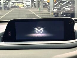 【8.8インチマツダコネクト】車内の雰囲気にマッチした大型のディスプレイ。スマホ接続でのナビ使用やBluetooth再生等、様々な機能が楽しめます。直感的なダイヤル操作が可能で、使い勝手も良好です。