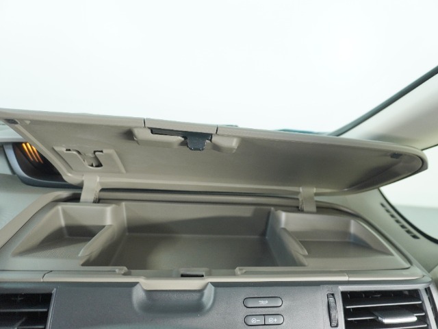 ◆インパネアッパーボックス◆ボックスティッシュが入る容量です。サングラスや日焼け予防手袋など、運転時によく使うものもすっきり収納できます。