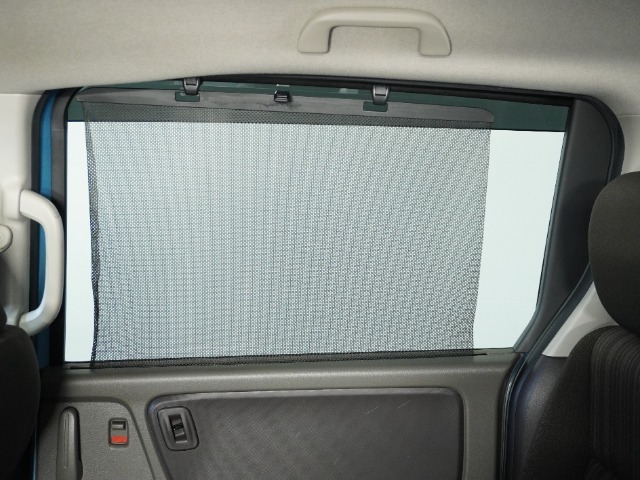 リアドアには【スクリーンサンシェード】が装備されています。日差しを和らげ、プライバシーの保護にも役立ちます。後部座席にお子様を乗車させるときも、ゆっくりお昼寝できます♪