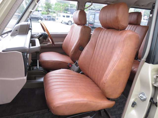助手席も新品シートカバーを付けています！車種専用設計なのでフィッティングもバッチリです☆合皮なので水拭きもOKですよ♪