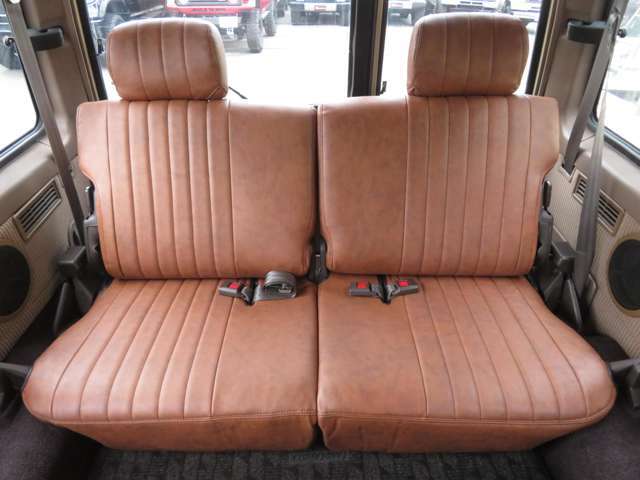 3列目のシートも新品シートカバーが付いています☆乗車定員が5人超えるときには重宝しますよ♪いざという時にあると便利なシートです！