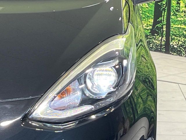【LEDヘッドライト】悪天候や夜間走行時も良好な視界を確保し安心して運転できる高輝度LEDヘッドライトを装備！点灯速度が早く、消費電力も抑えられています。