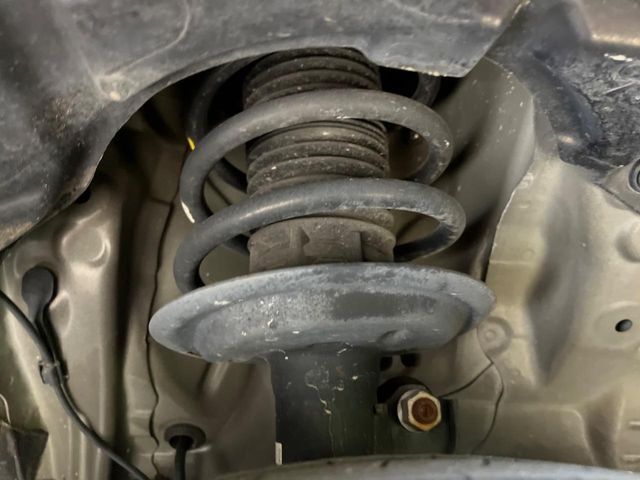 お車を安心してお乗りいただく為には、足回りの定期点検が欠かせません。サービスサポート（有償保証）では無料点検もご提供しており、安心のカーライフをお過ごしいただけるサポート体制が整っています。