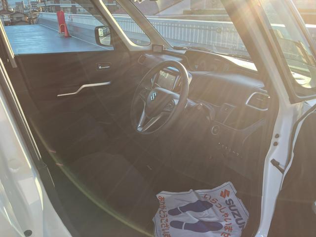 運転しやすいゆったり空間♪前席⇔後席の移動がしやすい【センターウォークスルー】です。