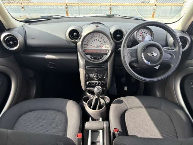 【試乗・現車確認をご希望のお客様】当店では多数の在庫を用意している為、車両を保管ヤードに移し、店頭展示されていない事がございます。ご試乗等をご希望の際は、事前のご予約をお願いします。