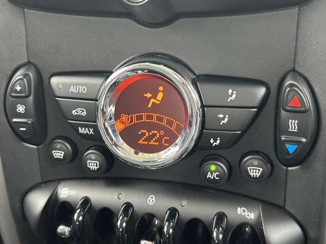オートエアコンで最適な温度を保つように自動調節可能です！