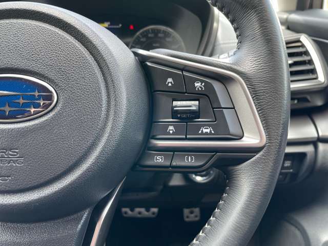 ◆アダプティブ・クルーズ・コントロール◆予め設定した車速内でクルマが自動的に加減速。　前走車との適切な車間距離を維持しながら追従走行し、高速道路でのドライバーの疲労を軽減してくれる嬉しい嬉しい機能付♪