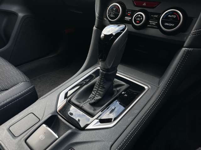 ◆シフトレバー◆オートマチックシフトレバーは手になじみ操作しやすい形状で安全運転にもつながります