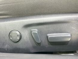 【パワーシート】スイッチ一つで簡単にシートの微調整が可能！電動だから力もいりません！快適なシートポジションにセットして、快適なドライブをお楽しみください。