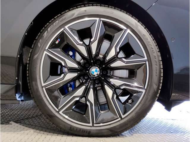 【BMWアロイホイル】軽量かつ強度に拘ったアロイホイル。走行性能ポテンシャルを引き出す設計。車の足元を引き締めてくれる大きなポイントはアロイホイルです。