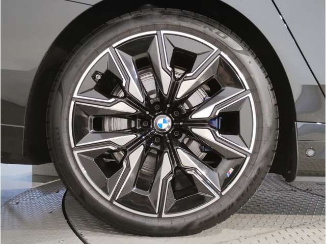 【BMWアロイホイル】軽量かつ強度に拘ったアロイホイル。走行性能ポテンシャルを引き出す設計。車の足元を引き締めてくれる大きなポイントはアロイホイルです。