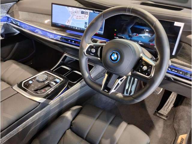 【ハンドル】ドライバーとBMW車の一体感がダイレクトに伝わるステアリングホイール。形状・太さへの拘りに加えて、操作性を高める為にスイッチ類も配置。クイックかつ安定のドライビングを体感下さい！