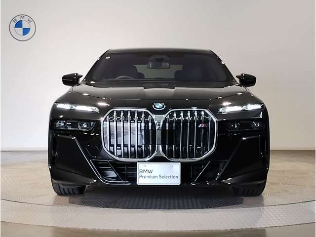 【キドニーグリル】BMWは約90年もの間、ほぼ全ての車両にひと目でBMWだと分かるこの特徴的なフロントグリルが備えられ、デザイン・アイコンとして親しまれてきました。