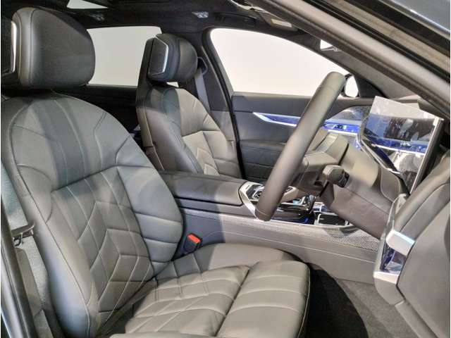 【コックピットシート】BMW車の主役席。車体中央にくる様に配置し車両重心とが一致する事でドライバーと車との一体感あるドライビングを実現。人間工学に基づき形成した形状が長時間のドライブ疲労も軽減します！