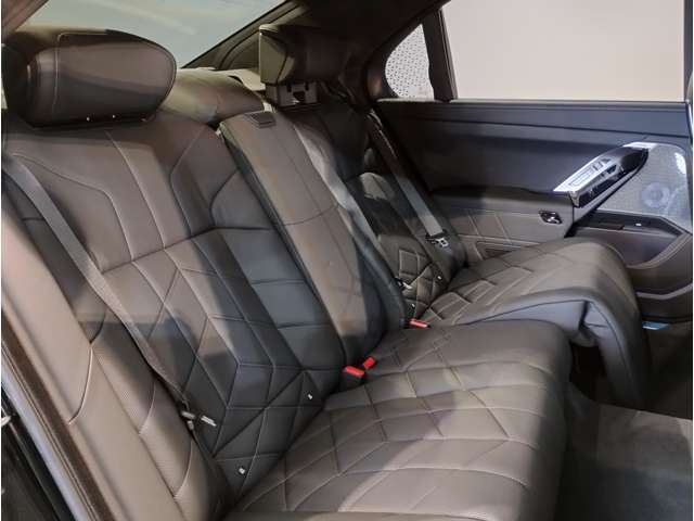 【エアバック】BMWのエアバックやその他の安全装備は、互いに補完しあう事で徹底した安全性を貫きます。万一の事故の際にそれぞれ最適な保護を提供してくれます！
