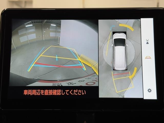 パノラミックビューモニターシステムが付いているので車の上から見た映像が確認できますよ。　一目で車両周辺の情報を確認できますが、直接安全をご確認下さい。