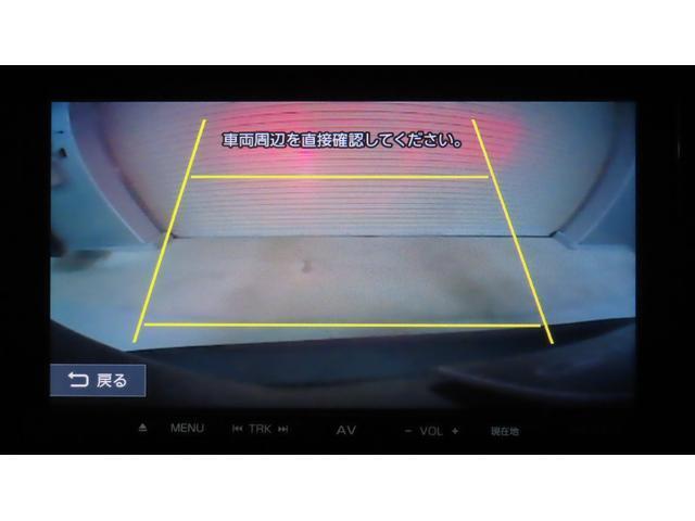 後方の視認性を高めるリアビューカメラを搭載。ガイドラインはステアリングの動きと連動しますのでよりスムーズな車庫入れが行えます。