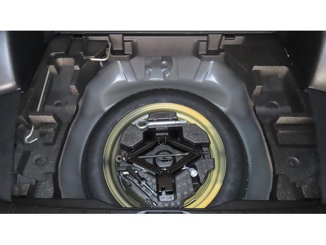 最下部にはテンパーのスペアータイヤと工具が付いてます。