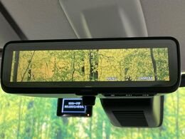 【デジタルルームミラー】後席の大きな荷物や同乗者で後方が確認しづらい時でも安心！カメラが撮影した車両後方の映像をルームミラー内に表示。クリアな視界で状況の確認が可能です！