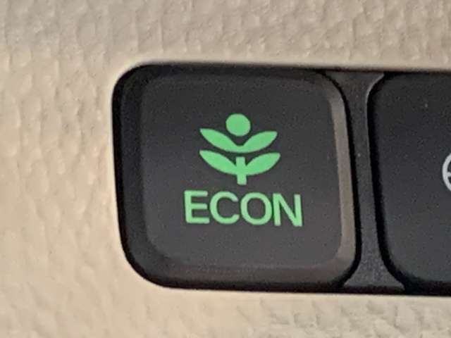 ご存知ECONスイッチを装備！エアコンとパワー出力を抑えてよりエコなドライブを可能にする魔法のスイッチです！