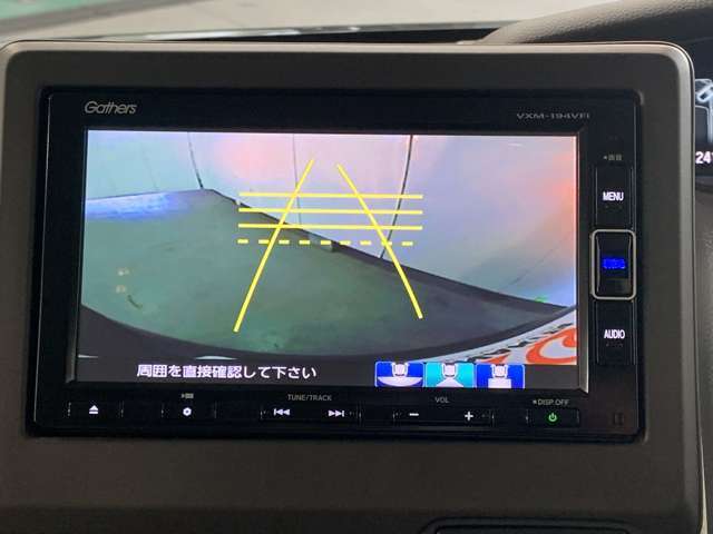 バックギアに入れるだけで自動でリヤカメラに切り替わります！車庫入れやバックが苦手な方にオススメ！