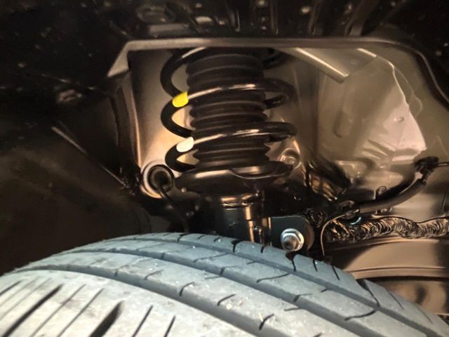 お車を安心してお乗りいただく為には、足回りの定期点検が欠かせません。サービスサポート（有償保証）では無料点検もご提供しており、安心のカーライフをお過ごしいただけるサポート体制が整っています。