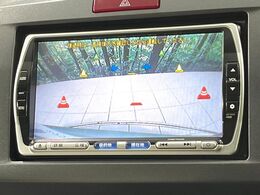 【バックカメラ】駐車時に後方がリアルタイム映像で確認できます。大型商業施設や立体駐車場での駐車時や、夜間のバック時に大活躍！運転スキルに関わらず、今や必須となった装備のひとつです！