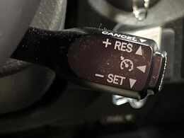 【クルーズコントロール】高速道路もラクラク走行。アクセルを離しても一定速度で走行ができ、長距離運転時の負担を軽減！加速・減速も簡単なスイッチ操作で調整できます。