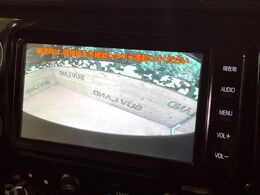 【バックカメラ】駐車時に後方がリアルタイム映像で確認できます。大型商業施設や立体駐車場での駐車時や、夜間のバック時に大活躍！運転スキルに関わらず、今や必須となった装備のひとつです！