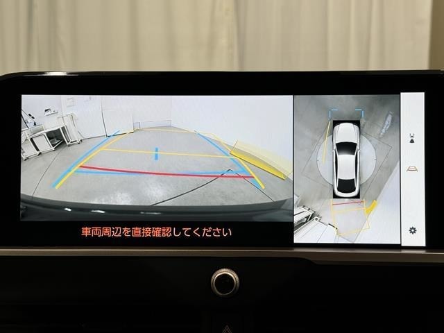 パノラミックビューモニターシステムが付いているので車の上から見た映像が確認できますよ。　一目で車両周辺の情報を確認できますが、直接安全をご確認下さい。