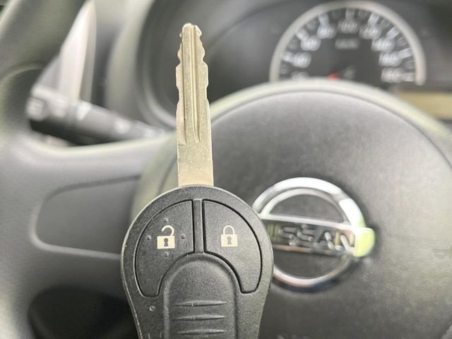 【キーレス】少し離れた場所からでもボタン一つでドアの開錠・施錠ができるのでとっても便利！ドアの鍵穴周りに傷をつけることもありません
