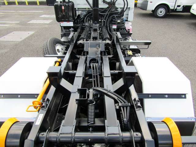 コンテナを現場に置いたまま、アームロール車本体は別の作業へ向かうなど、車両の稼働率が大幅UPできる便利な1台！