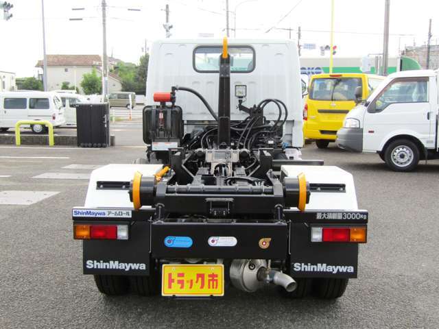 荷台コンテナの積み下ろしが車両のみで可能となり、荷役時間の短縮と車両の稼働率向上がUPできるアームロールです♪