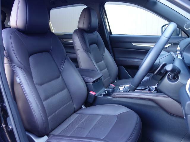 フロントシートは心地よいフィット感と程よいホールド性能を両立させ、今までになく快適にドライブを楽しんでいただける、マツダ自慢のシートです！