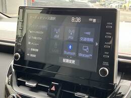 【ヘッドアップディスプレイ】を装備しております。スピードメーターやクルーズコントロールの作動状況が目線を落とさずに確認できます。
