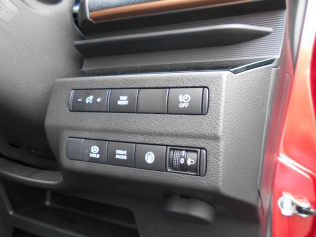 さまざまな安全機能の設定ボタンが一箇所にまとまっているからとても使いやすいです！運転席からでもスライドドアの操作が可能です