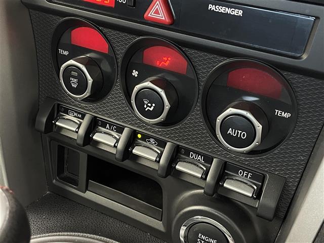 【オートエアコン】車内温度を感知して自動で温度調整をしてくれるのでいつでも快適な車内空間を創り上げます！