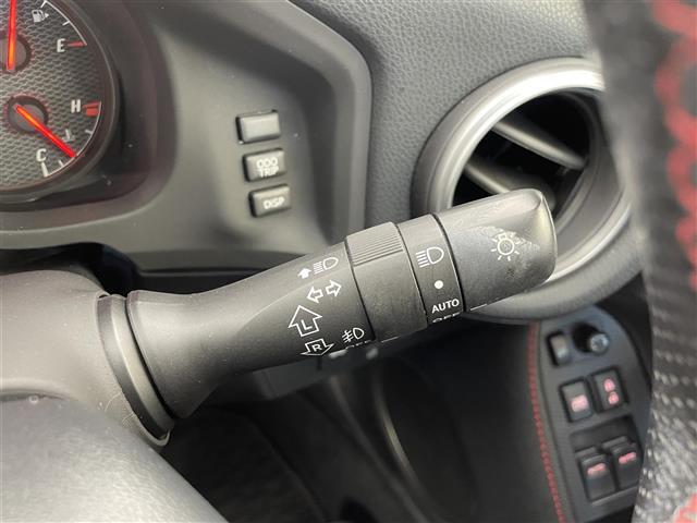 【オートライト（AUTO）】外の明るさをシステムが感知して、自動でヘッドライトが点灯します！ヘッドライトをつけ忘れを防ぐ便利機能です。