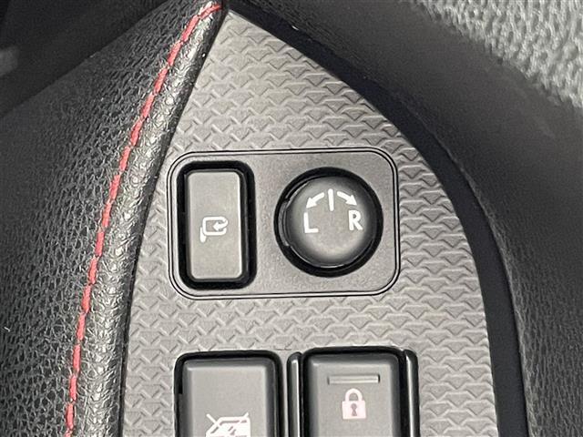 【電動格納ミラー】運転席のスイッチで、ドアミラーの開閉や角度の調整ができます。