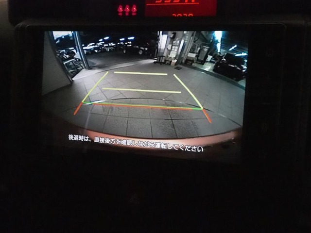 バックカメラもついておりますので、駐車時も確認できます。