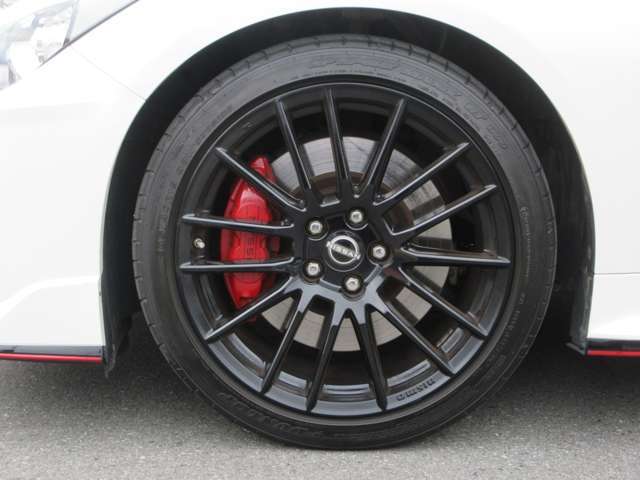 NISMO専用エンケイ製19インチアルミホイール：NISMO専用タイヤ（DUNLOP SP SPORT MAXX GT 600）　 フロント：245/40R19 98W　リヤ：265/35R19 98W