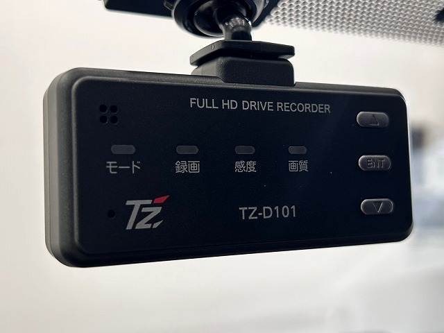 ドライブレコーダーを装備してます。万が一の事故や運転中のトラブルなど、映像が録画されているとひと安心な必須装備ですね。