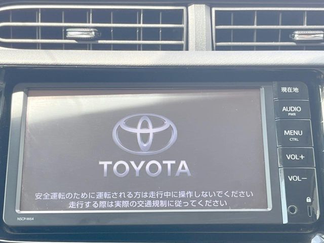 【純正ナビ】人気の純正ナビを装備しております。ナビの使いやすさはもちろん、オーディオ機能も充実！キャンプや旅行はもちろん、通勤や買い物など普段のドライブも楽しくなるはず♪
